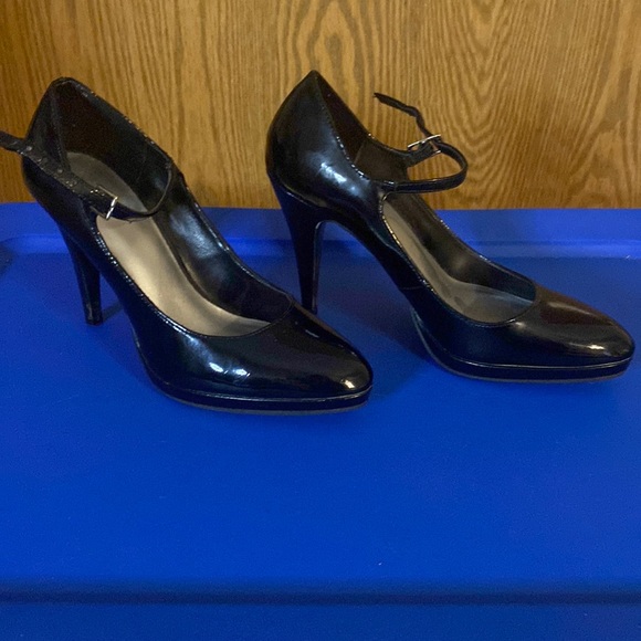FIONI Clothing Shoes Black Shiny Size 5 Shoes With 4 Heel Has A